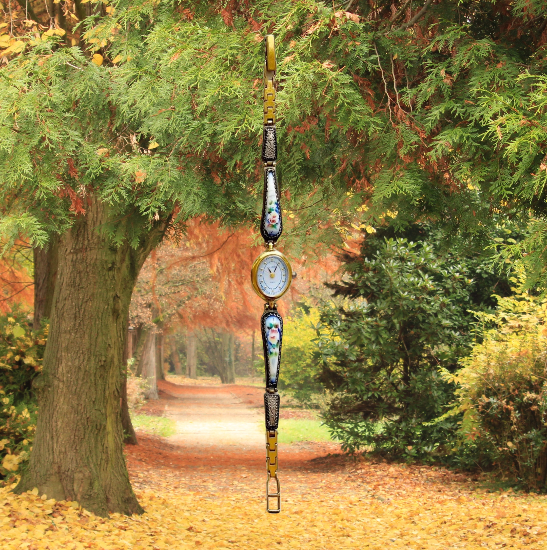 White and Silver Modern Jewelry Sale Promotion Instagram Post (3)